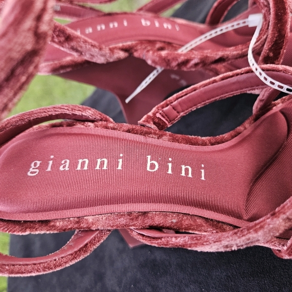 NWT Gianni Bini Velvet Red Heels Women’s - Picture 5 of 7